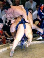 Kotomitsuki retains one loss at autumn sumo